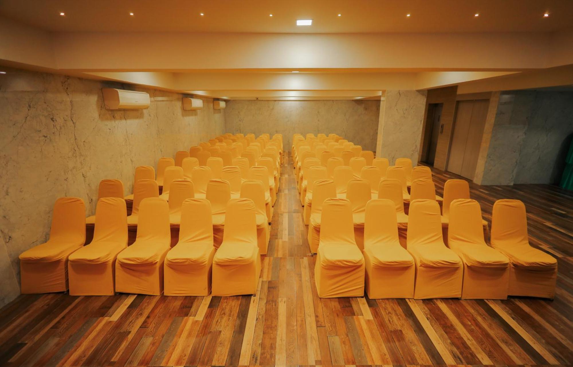 Hotel Everland Rajkot Exterior photo