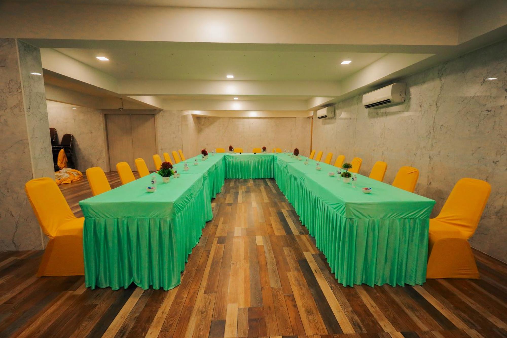 Hotel Everland Rajkot Exterior photo