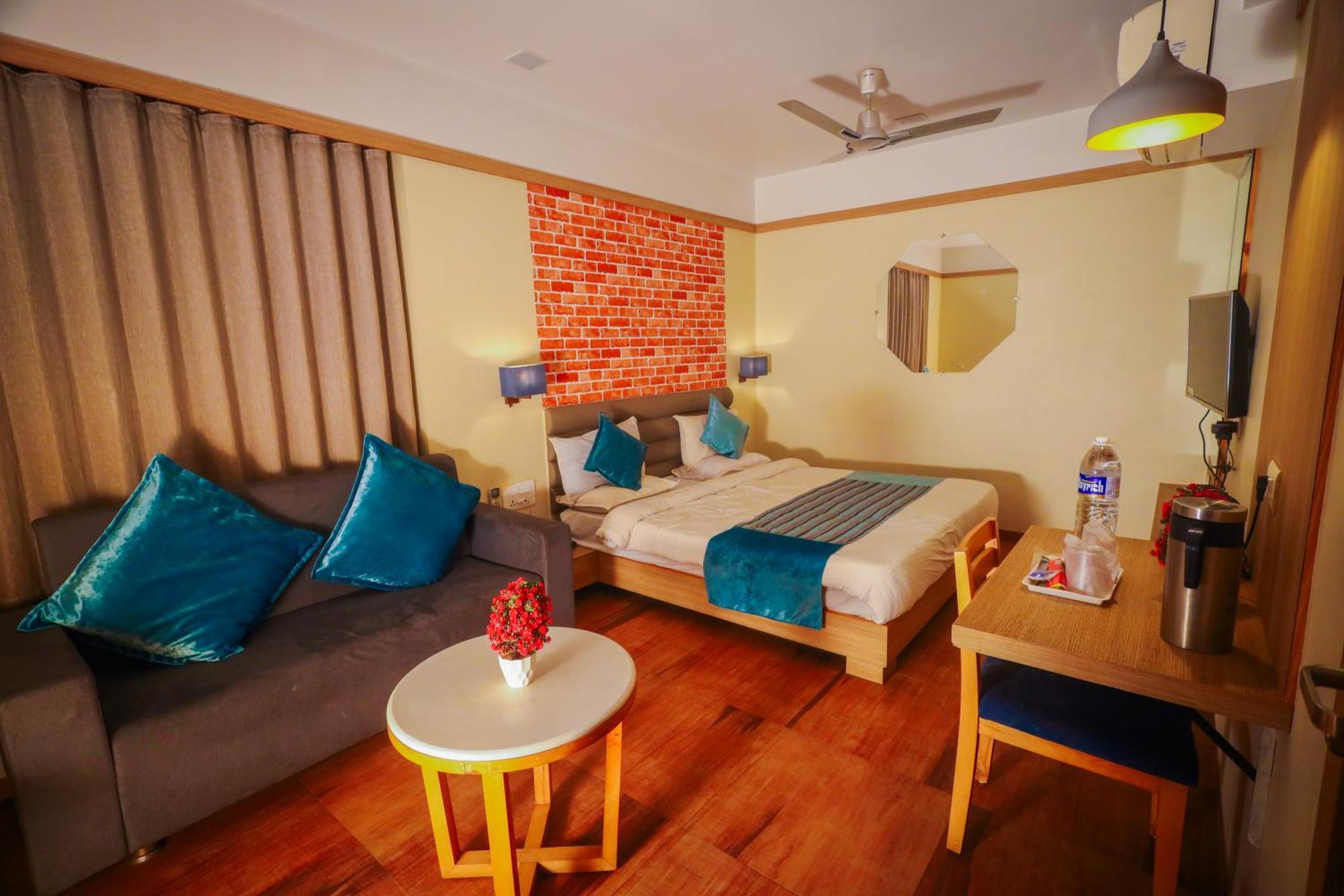 Hotel Everland Rajkot Exterior photo