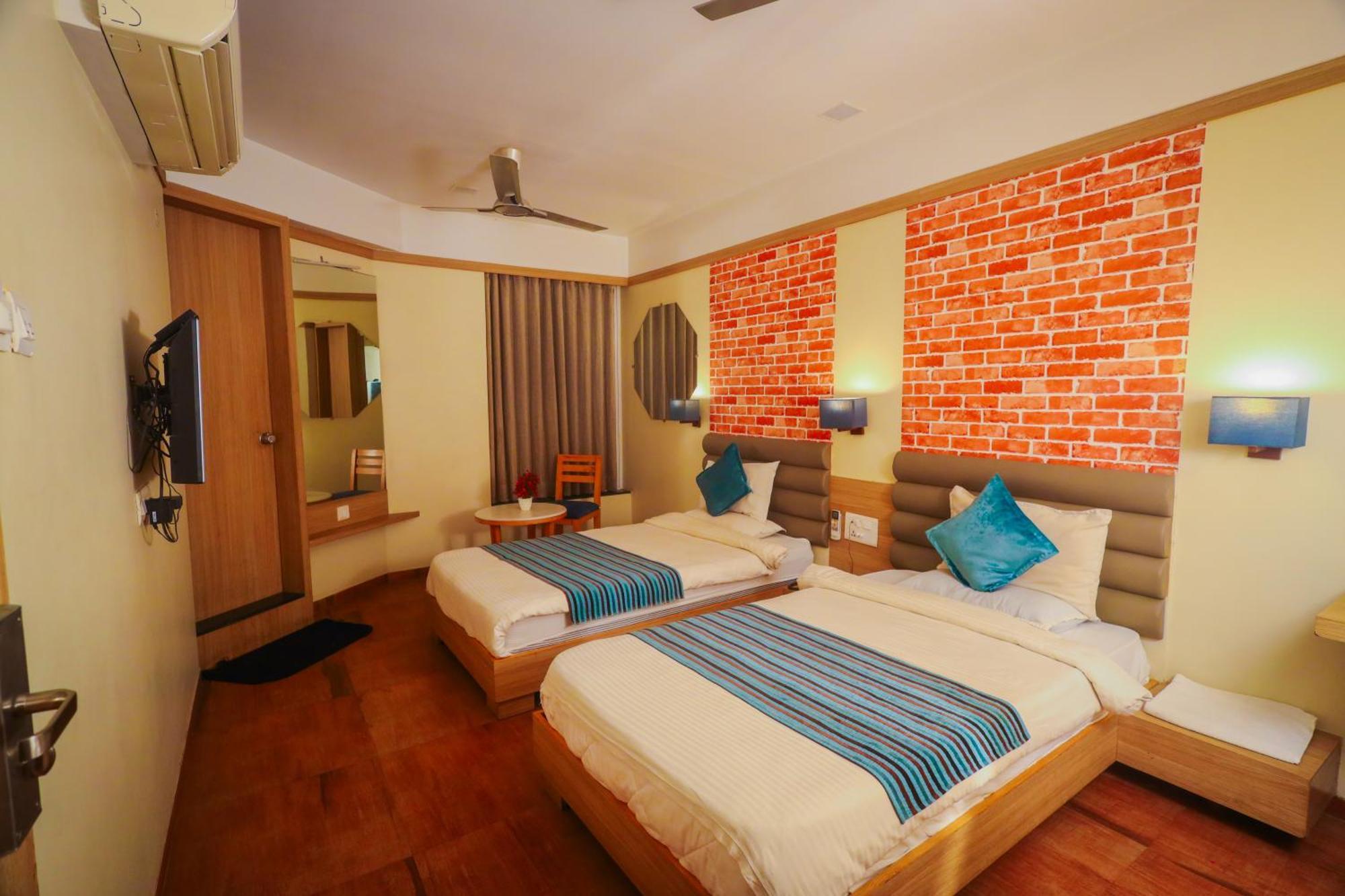 Hotel Everland Rajkot Exterior photo