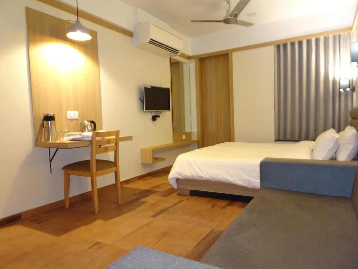 Hotel Everland Rajkot Exterior photo